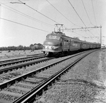 150979 Afbeelding van het electrische treinstel nr. 753 (mat. 1954, plan G, Hondekop) van de N.S. ter hoogte van Harderwijk.